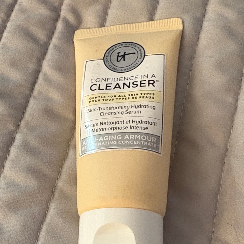 IT Cosmetics Confidence in a Cleanser - Cream and White